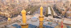 Des centaines de personnes devant une mosquée