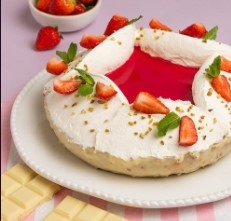 Une tarte glacée à la fraise 
