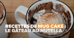 Un mug cake garni d’une crème glacée