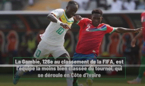 2 footballeurs au duel pour le ballon