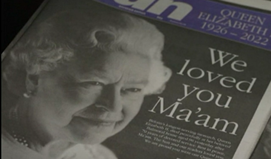 La couverture du journal The Sun avec à la une des infos sur la reine Elizabeth II