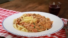 Un plat de Pâtes à la Crème tomates fromage et thon 